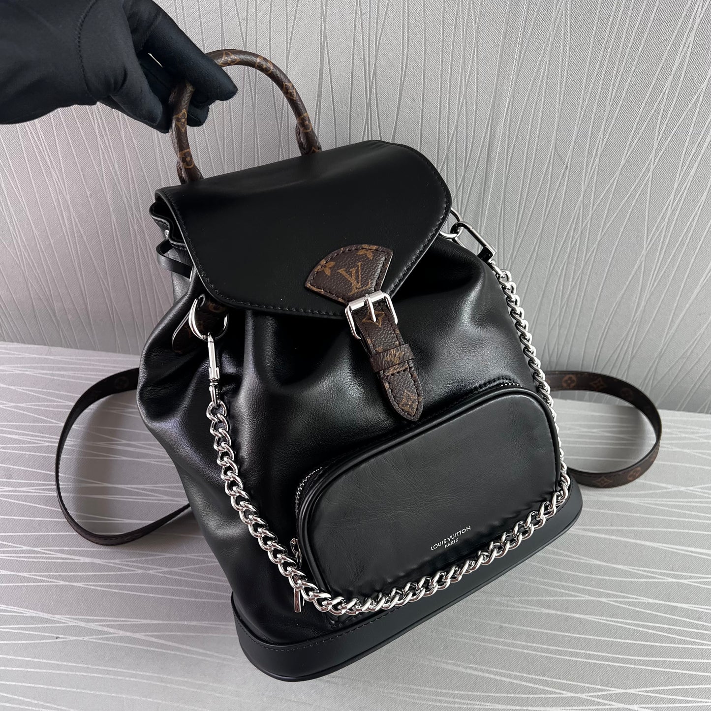 Backpack L piel en color negro