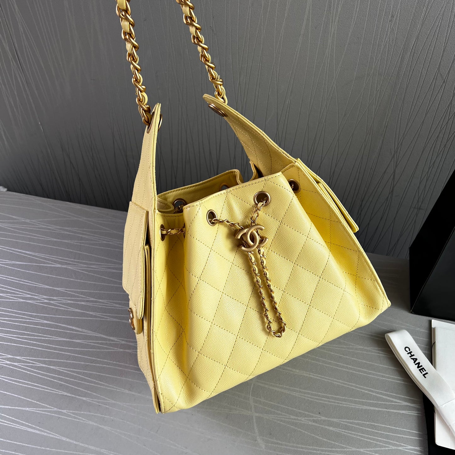 Bolso C 2-5 piel granulada color amarillo pequeña