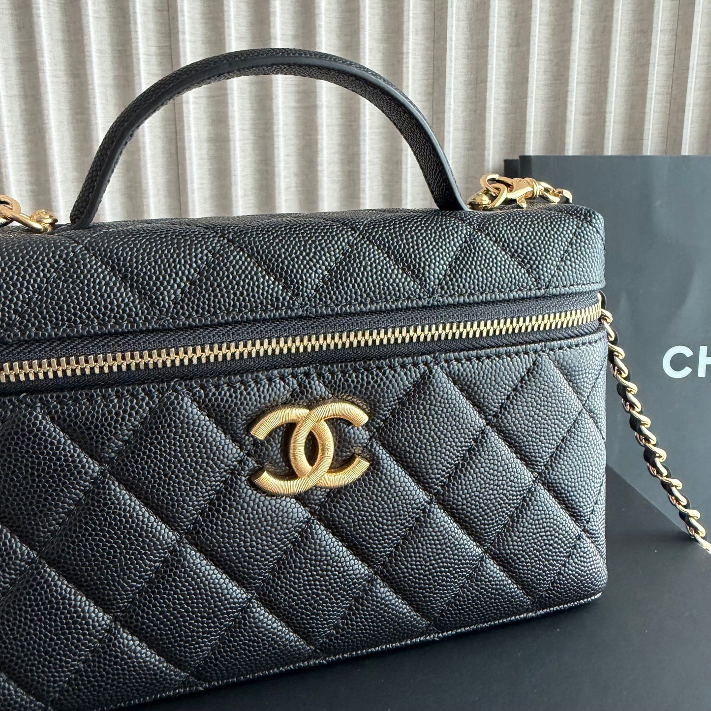 Bolso C-hanel vanity piel color negro