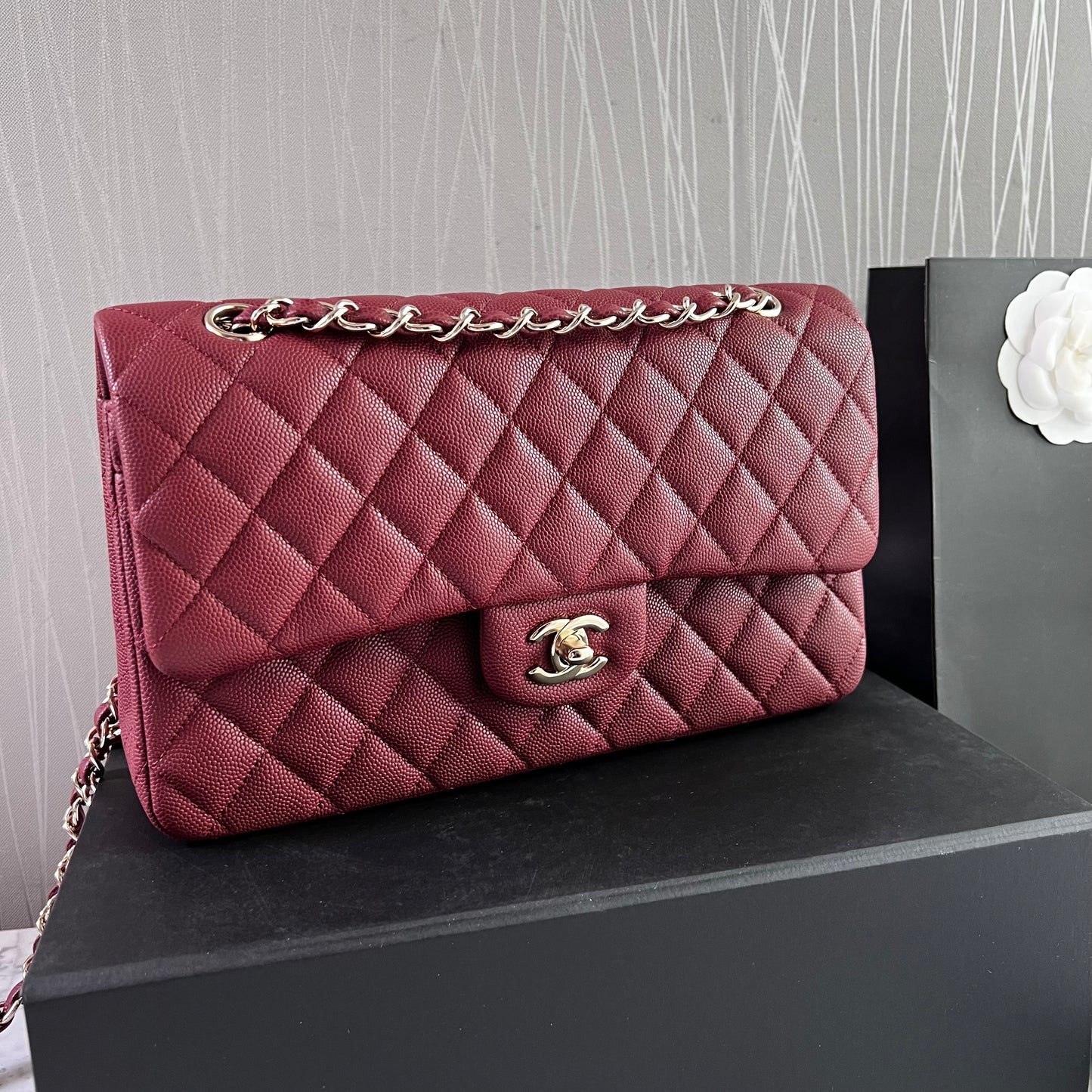 Bolso C-hanel piel caviar color vino, herrajes dorados