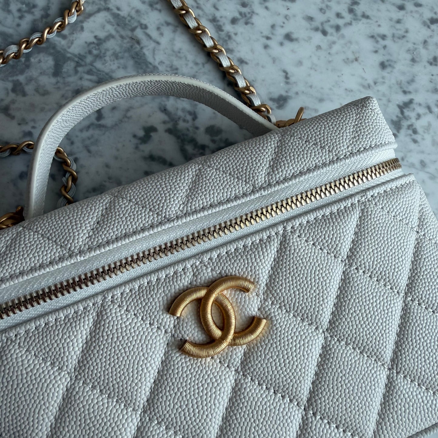 Bolso C-hanel vanity piel caviar color blanco