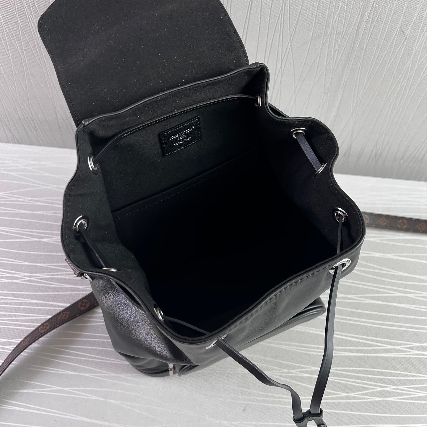 Backpack L piel en color negro