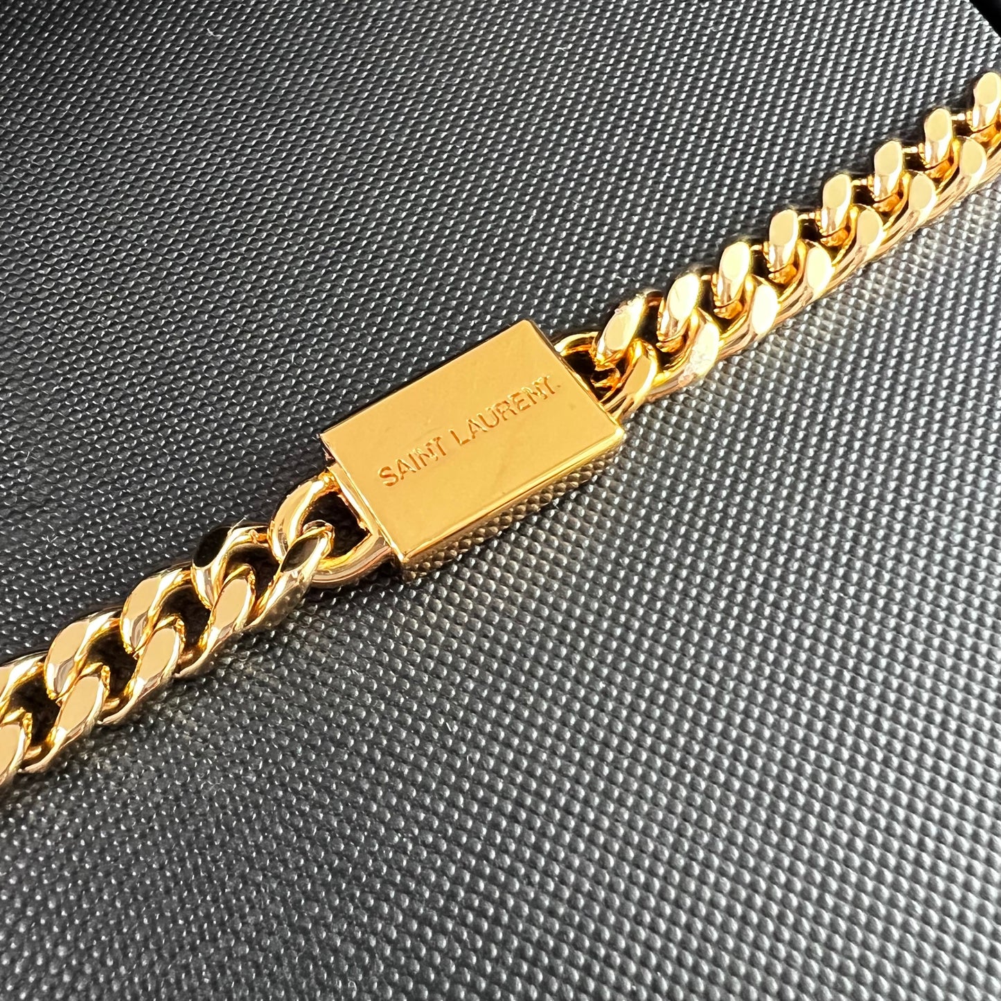 Bolso Y piel granulada color negro con borla