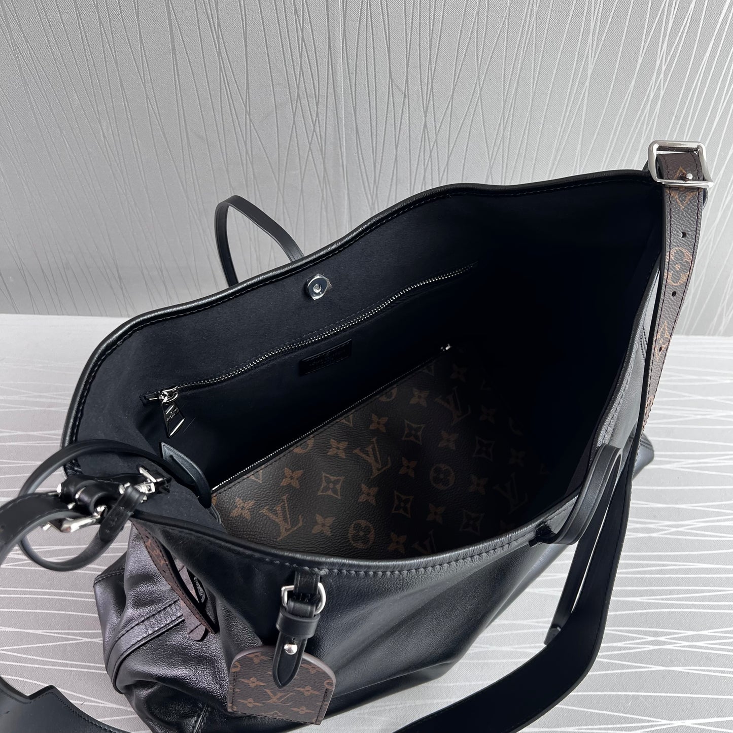 Bolso L piel en color negro y herrajes en color plata