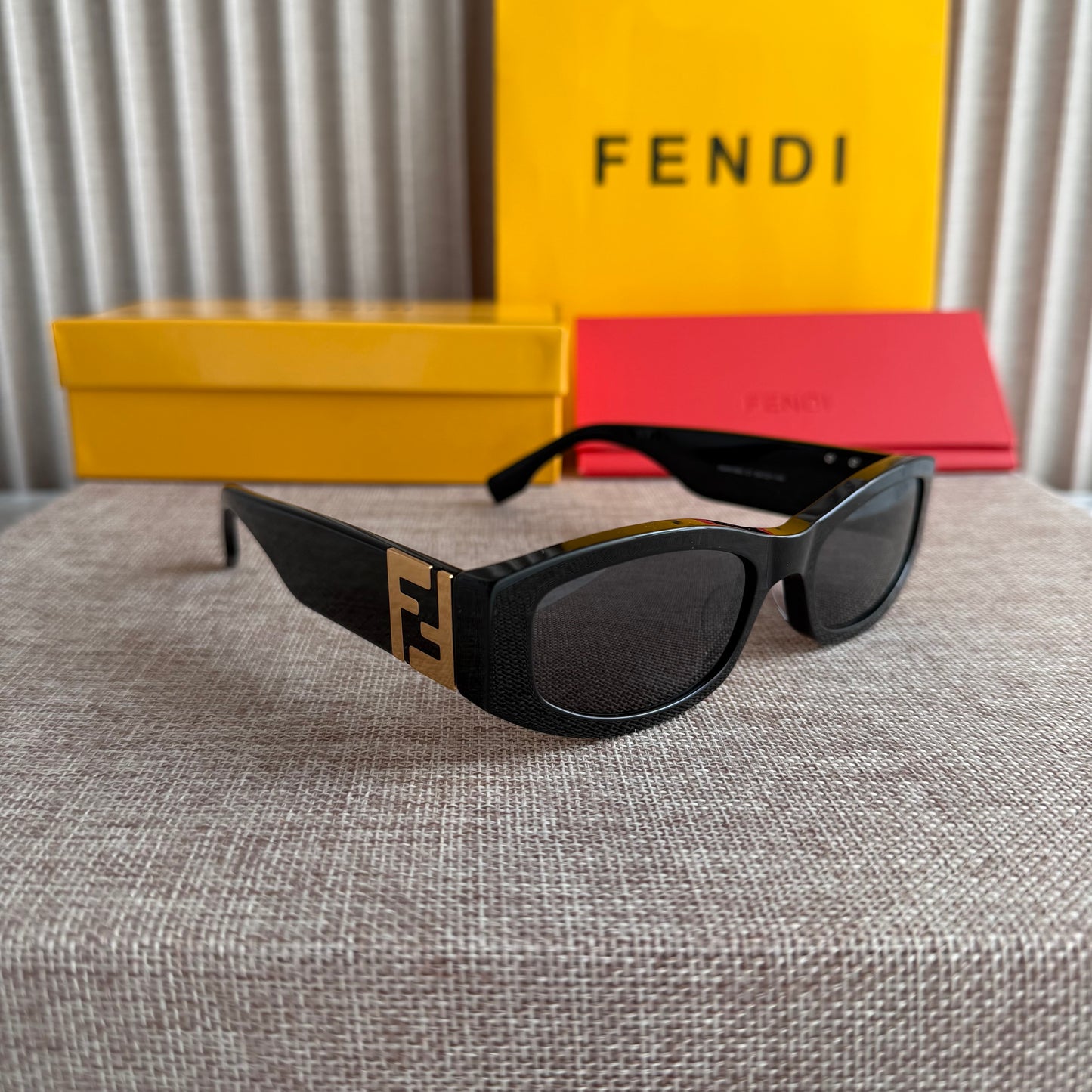 Lentes F-endi color negro con dorado