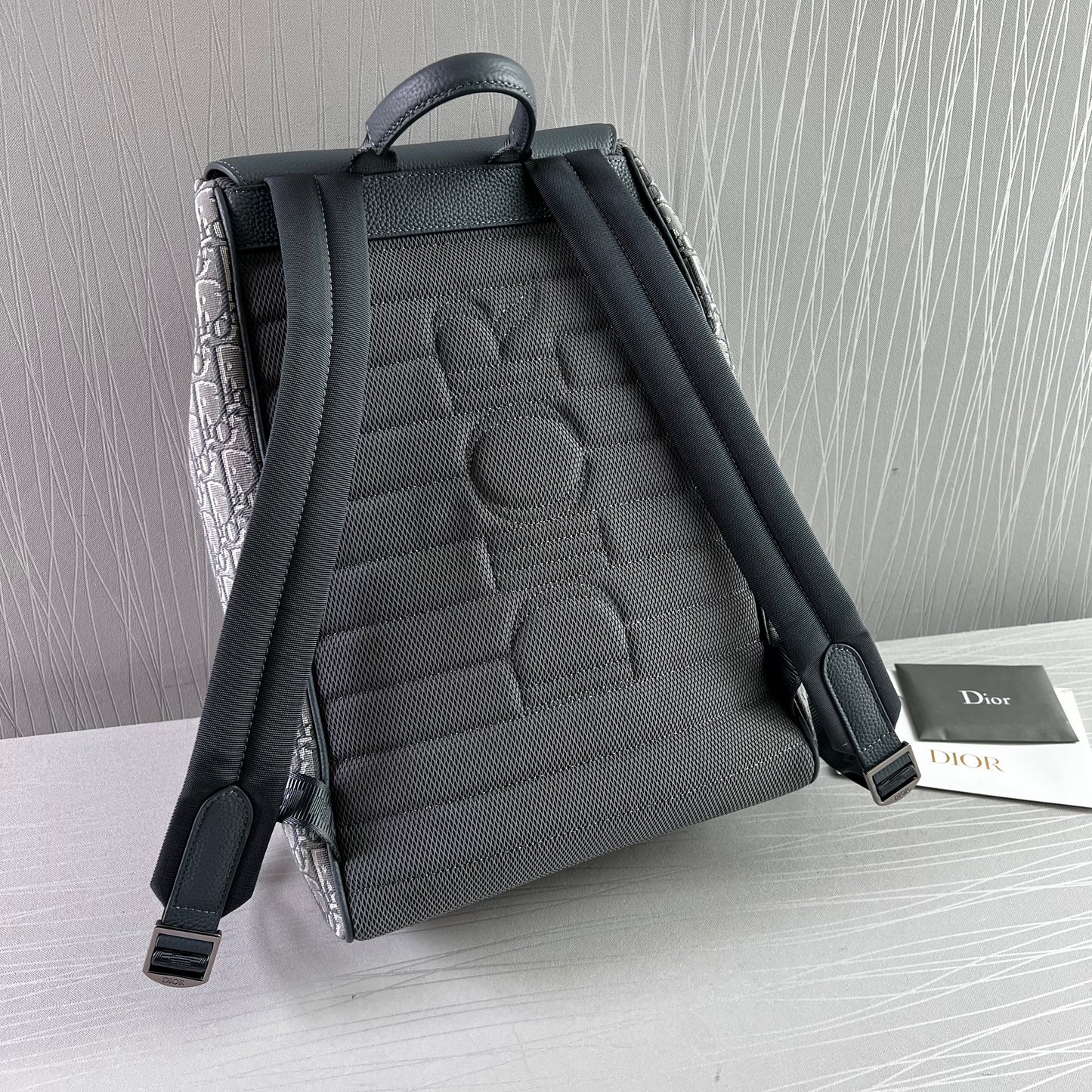 Backpack D tela grabada y piel color gris