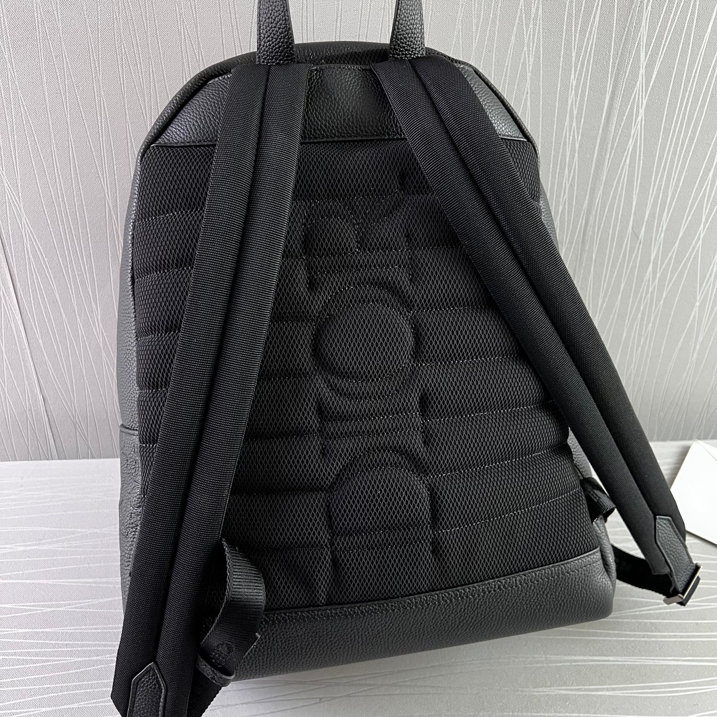 Backpack D piel grabada color negro