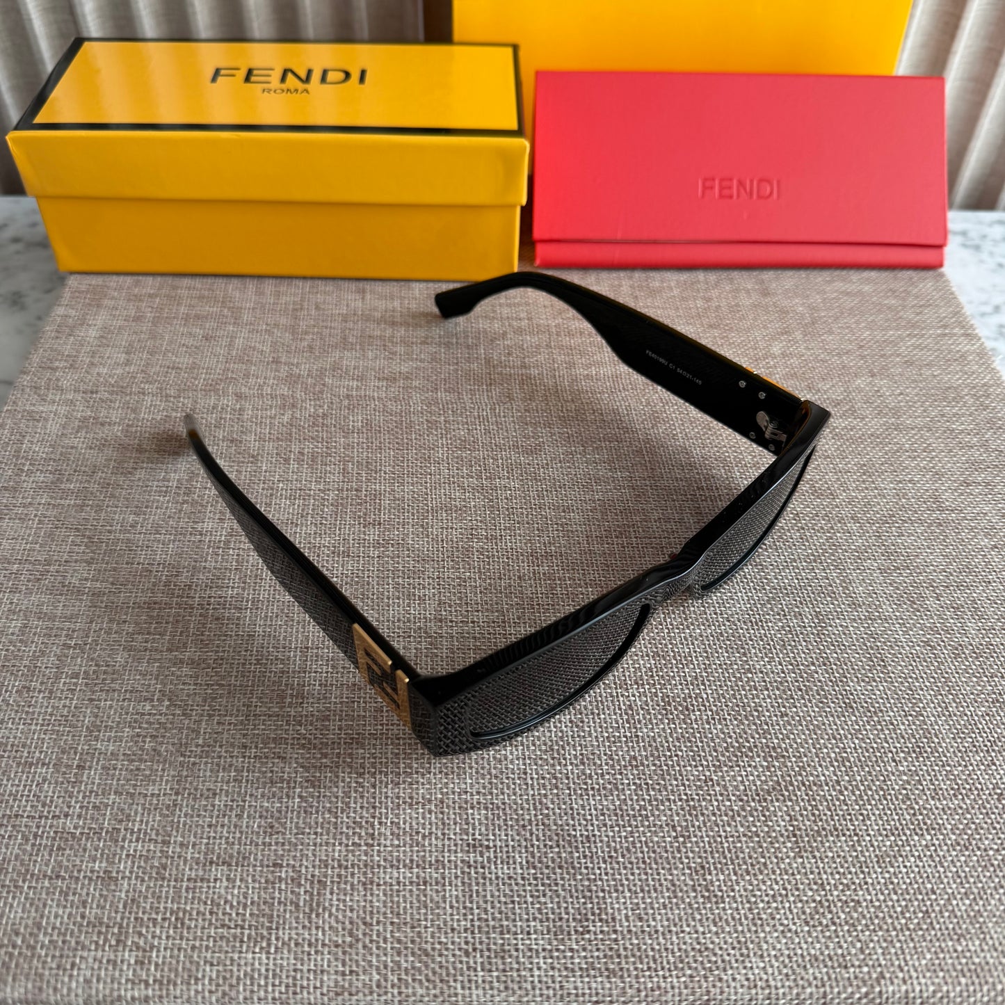 Lentes F-endi color negro con dorado