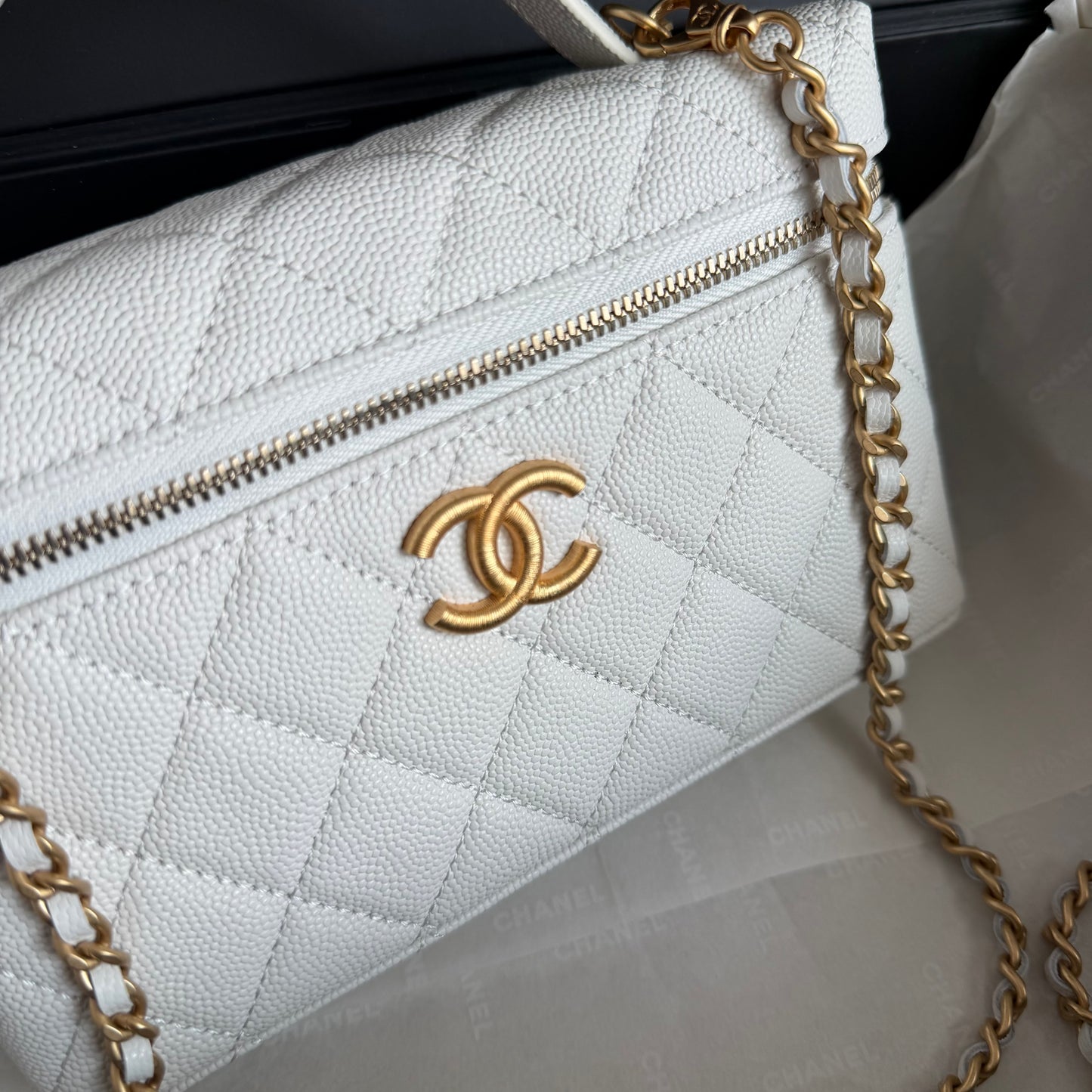 Bolso C-hanel vanity piel caviar color blanco