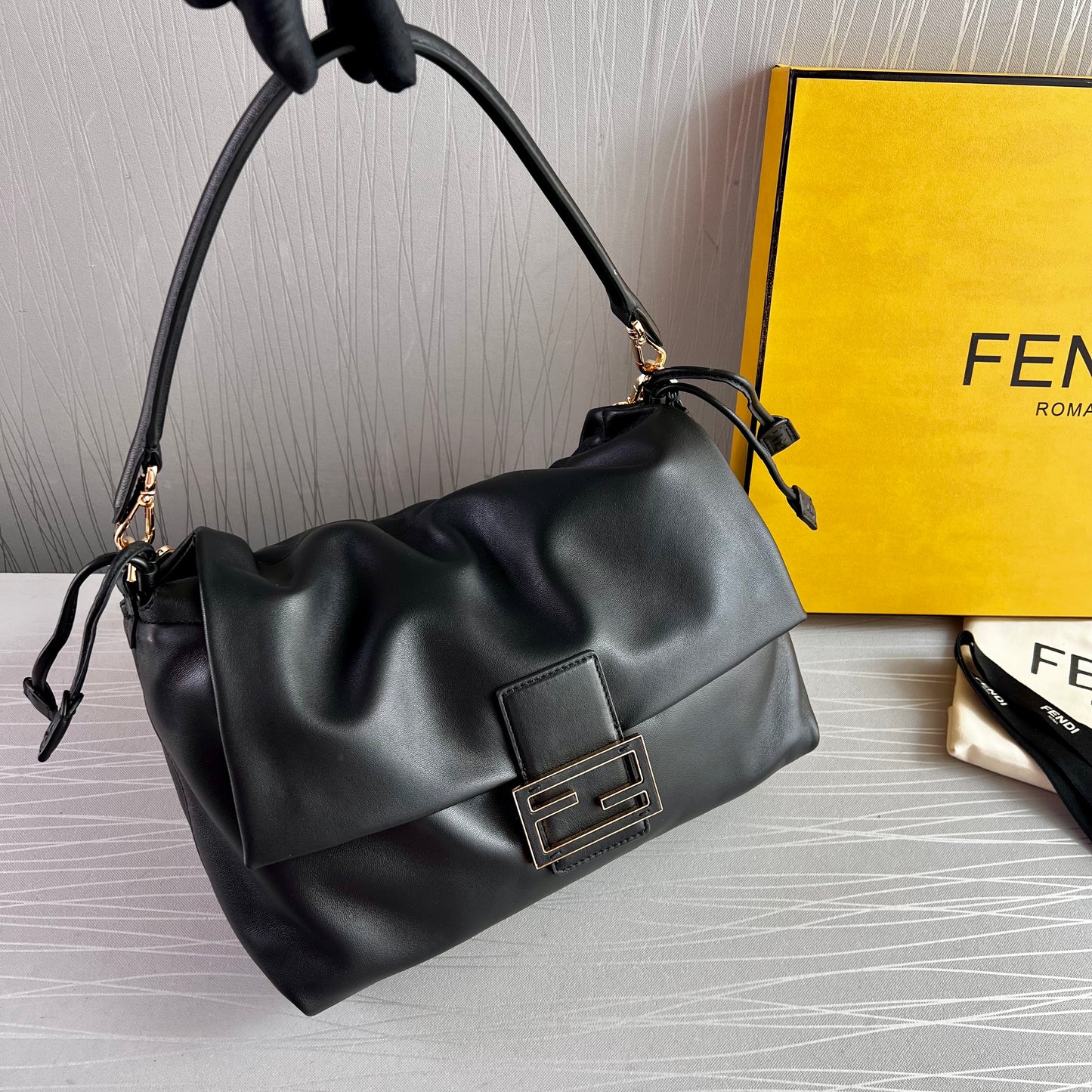 Bolso F M-amma piel negra tamaño grande