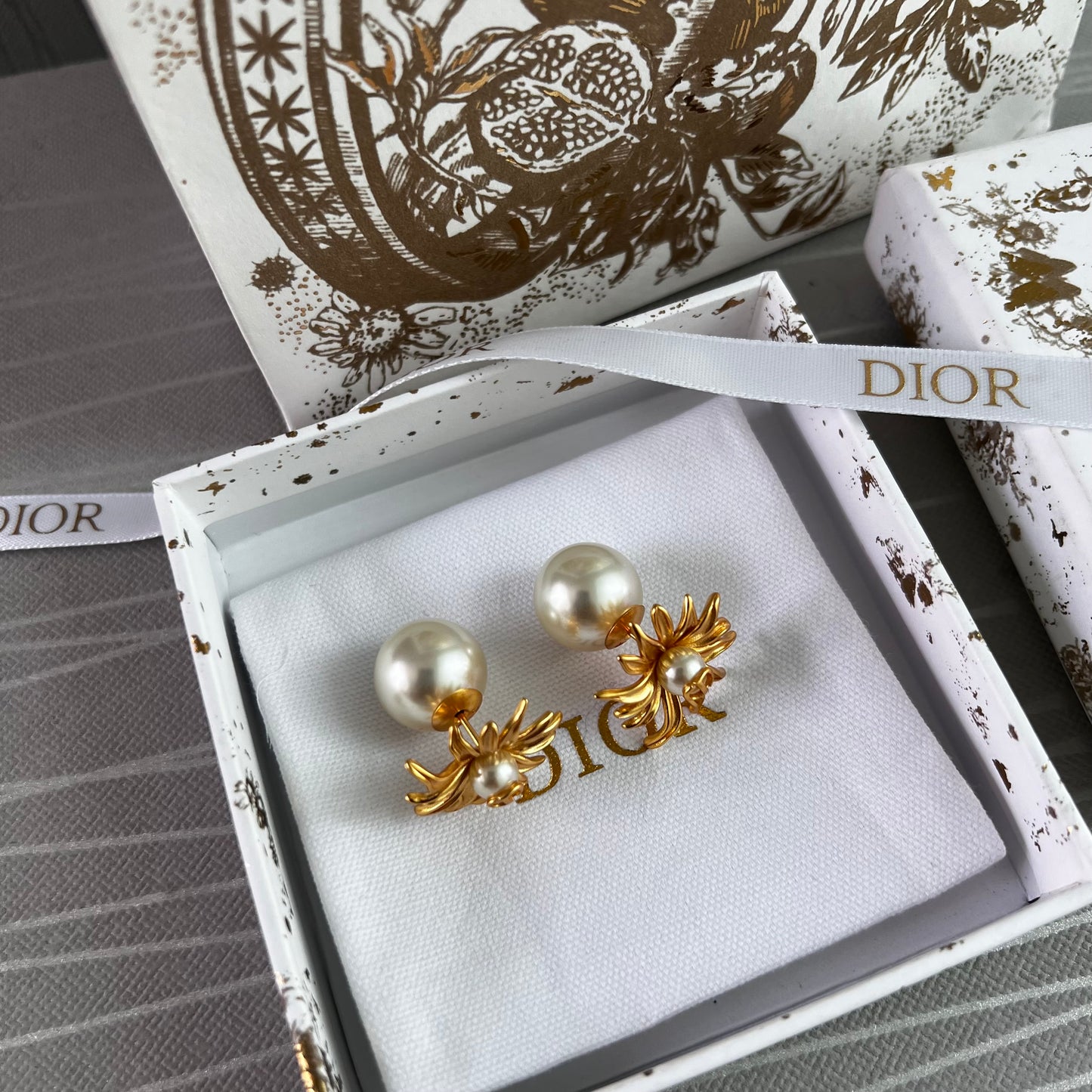 Aretes D color dorado y perla