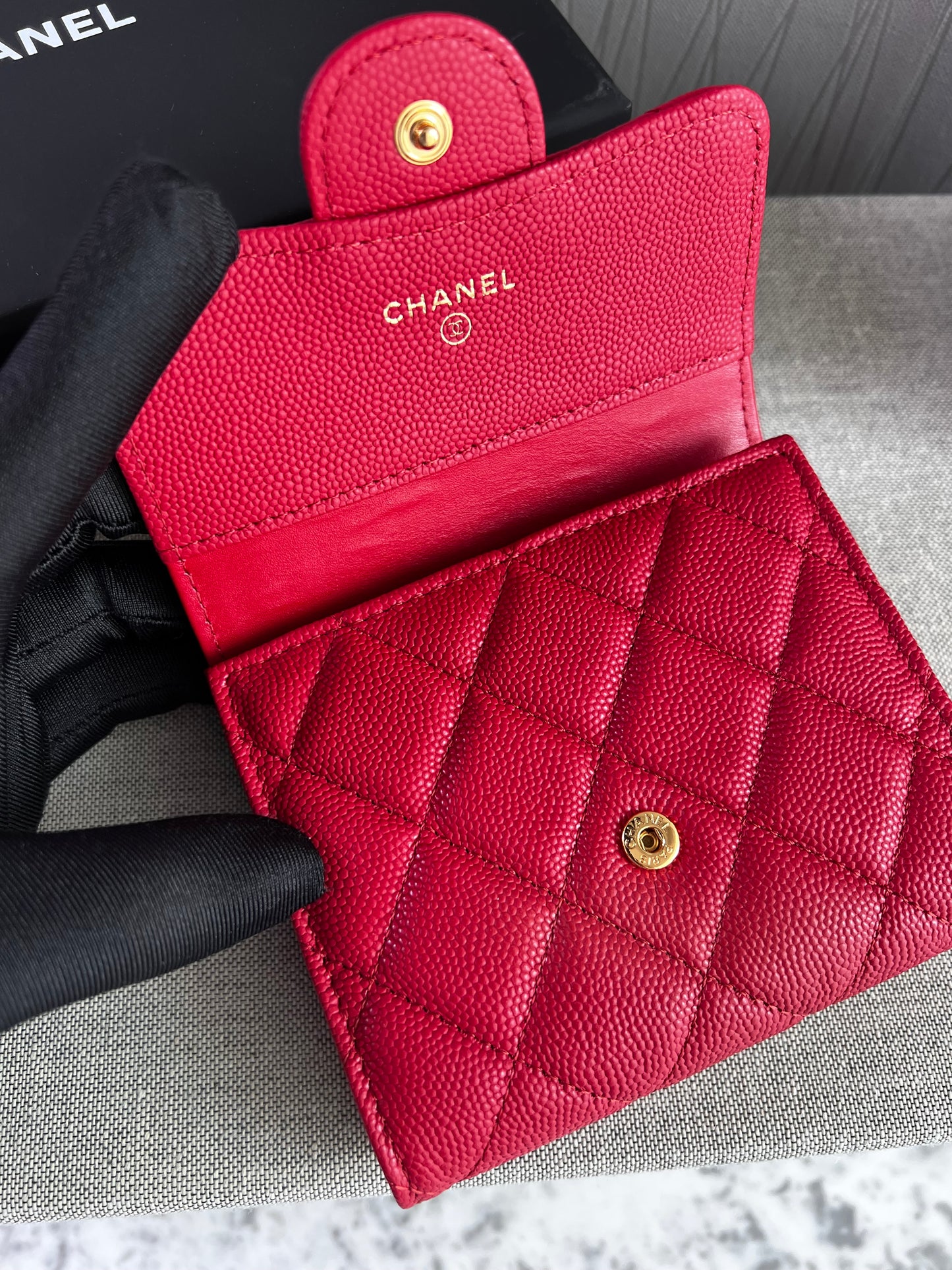 Cartera C-hanel piel caviar color rojo, herraje dorado