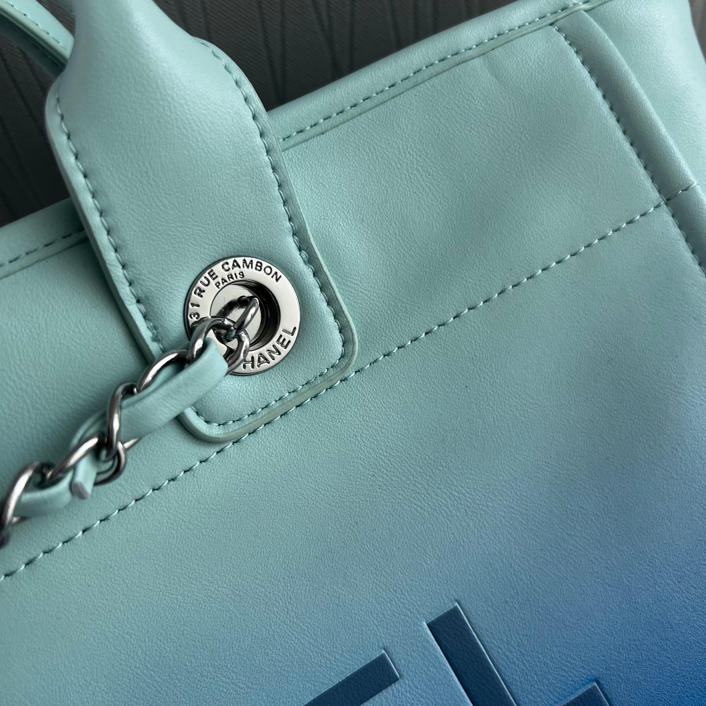 Bolso C Tote color azul bicolor