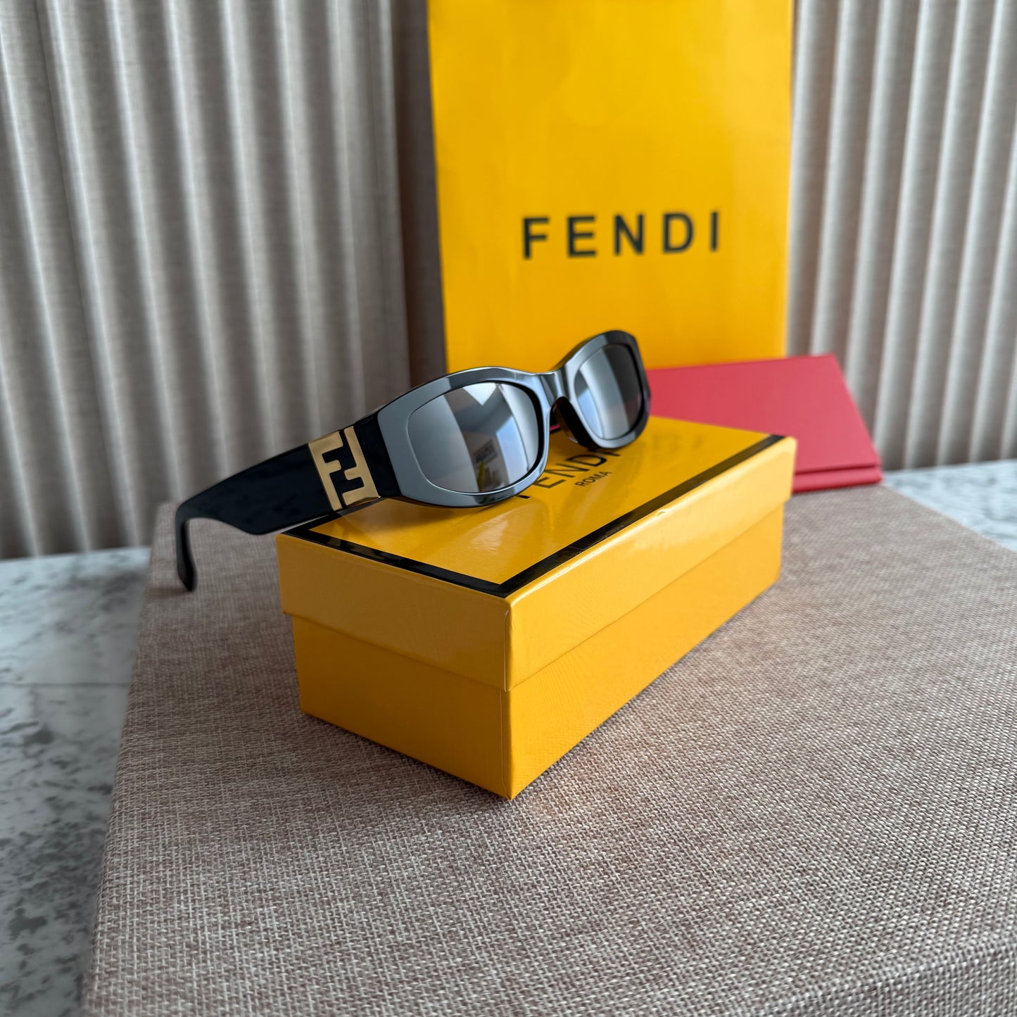 Lentes F-endi color negro con dorado