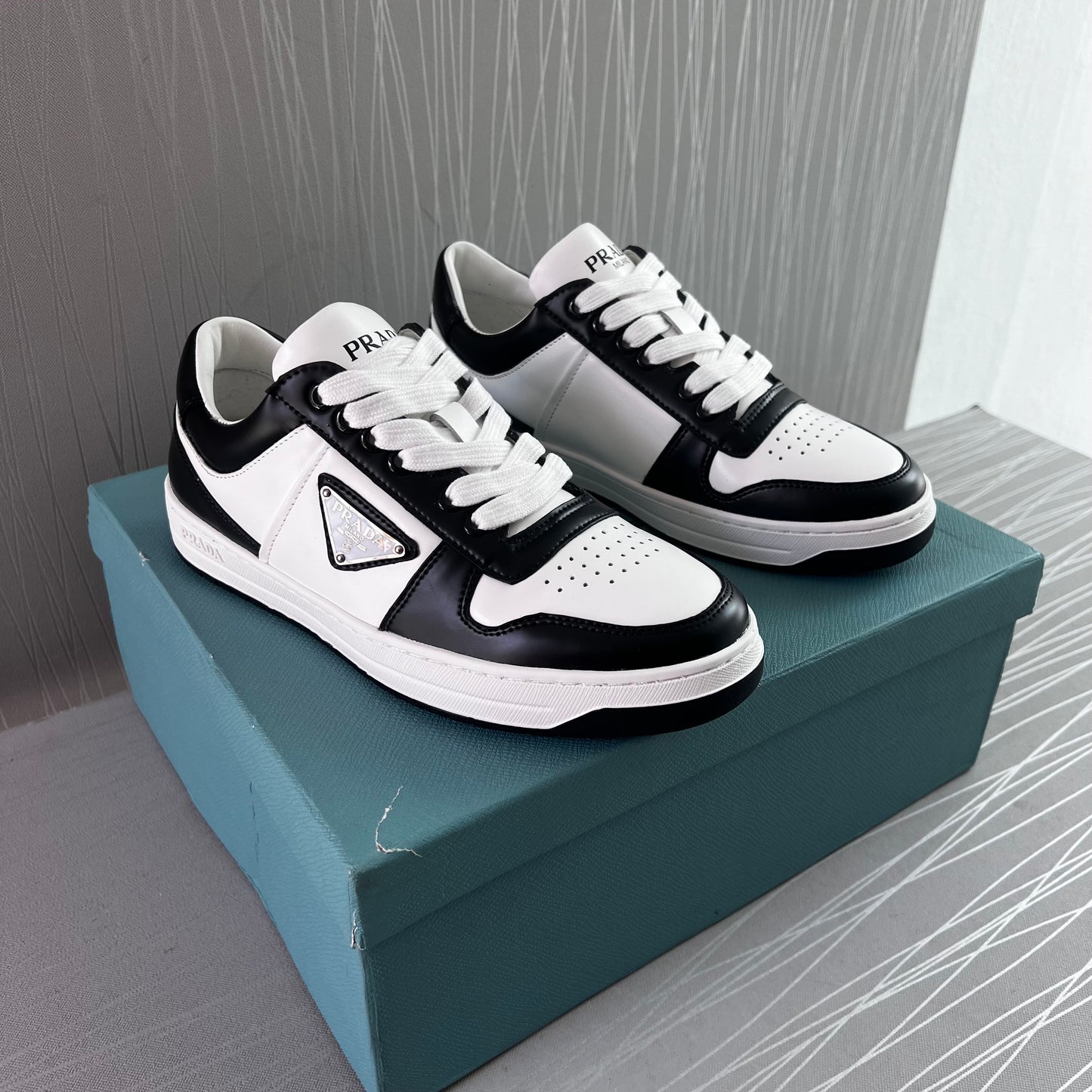 Sneakers P piel blancos con negro