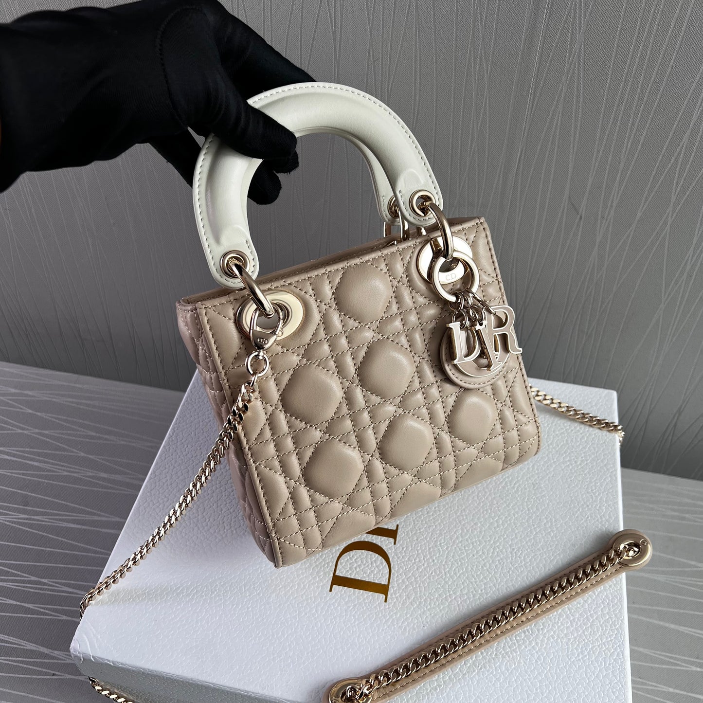 Bolso D piel color beige combinada en las asas con hueso