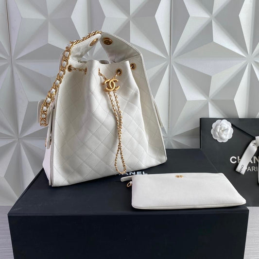 Bolso C piel blanca con herrajes dorados
