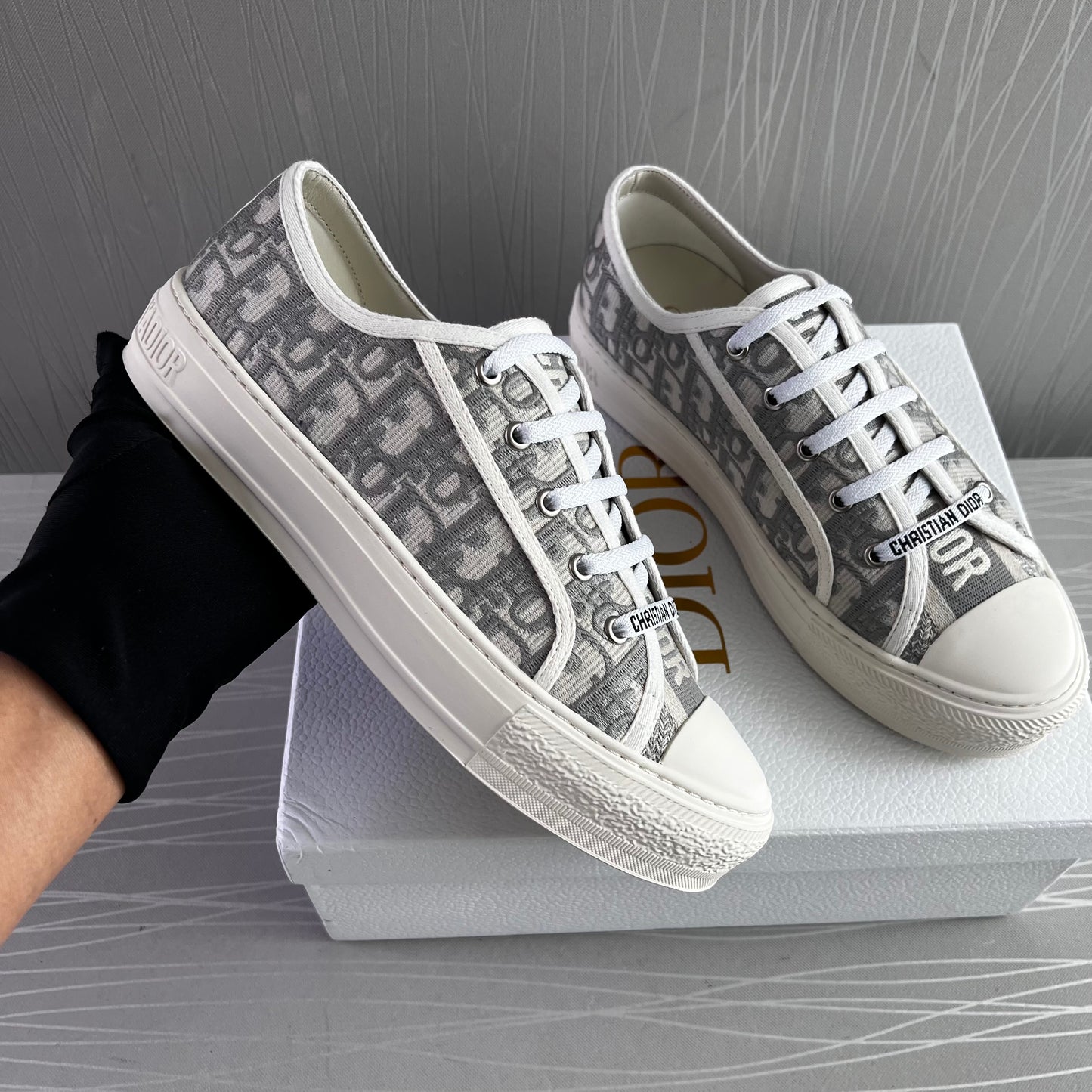 Sneakers D color gris con blanco tela bordada