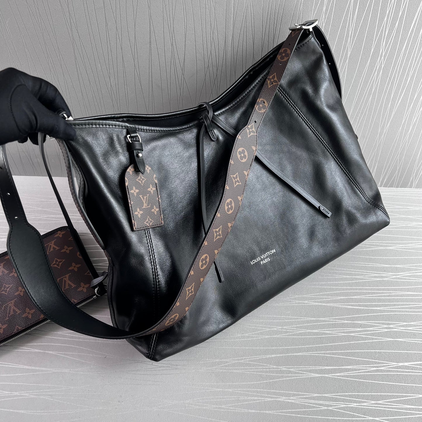 Bolso L piel en color negro y herrajes en color plata