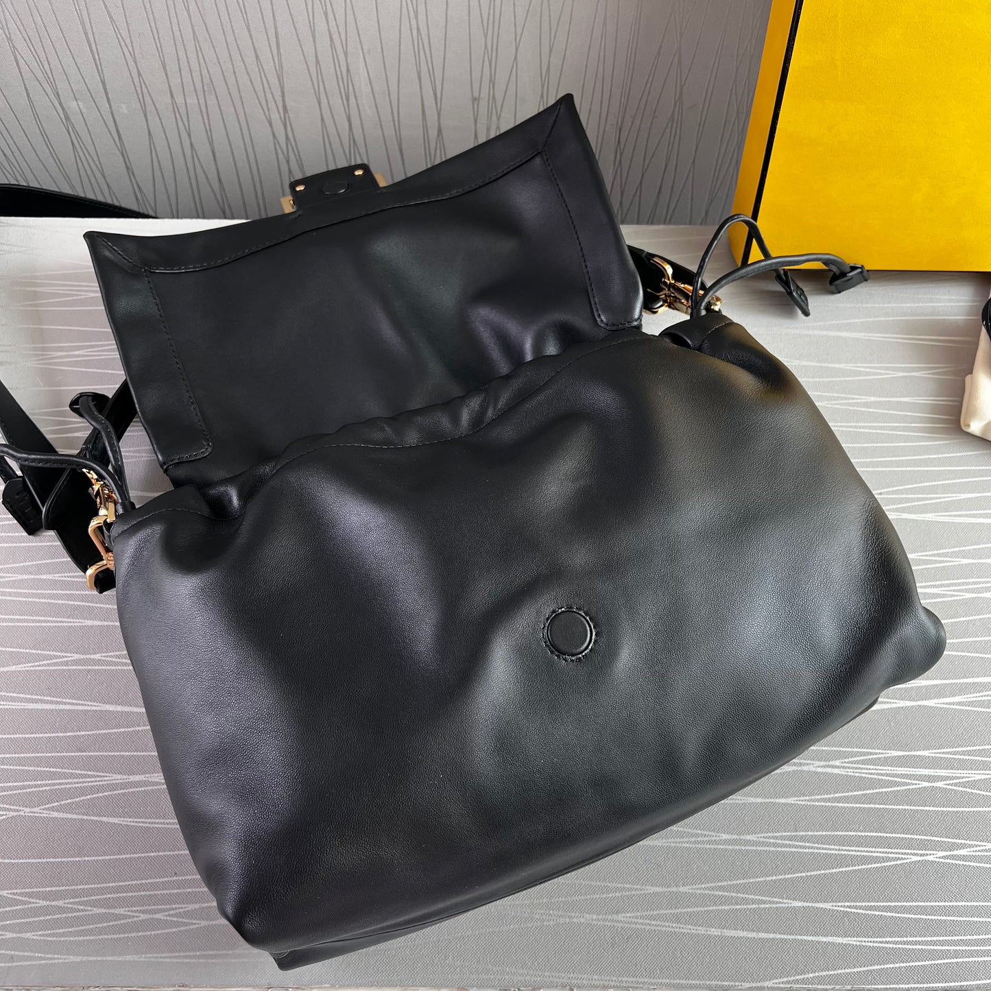 Bolso F M-amma piel negra tamaño grande