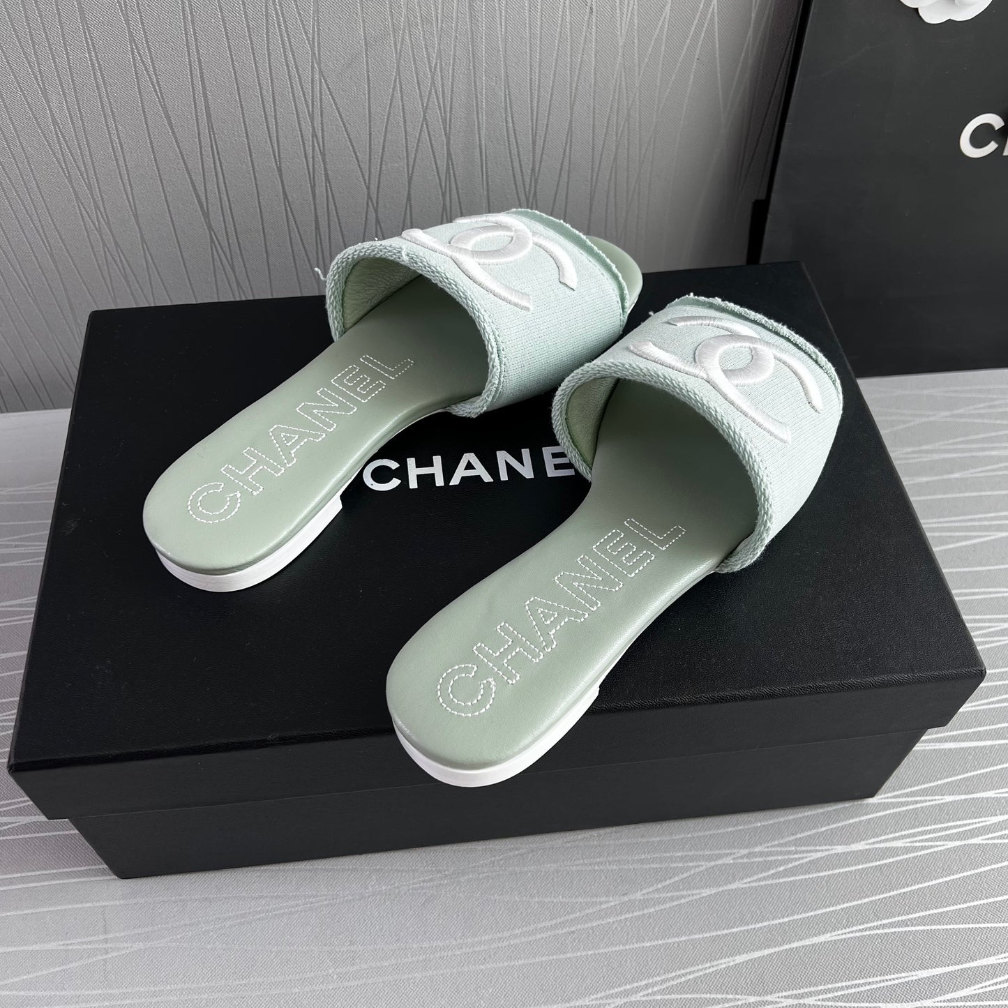Sandalias C color verde en tela con letras bordadas