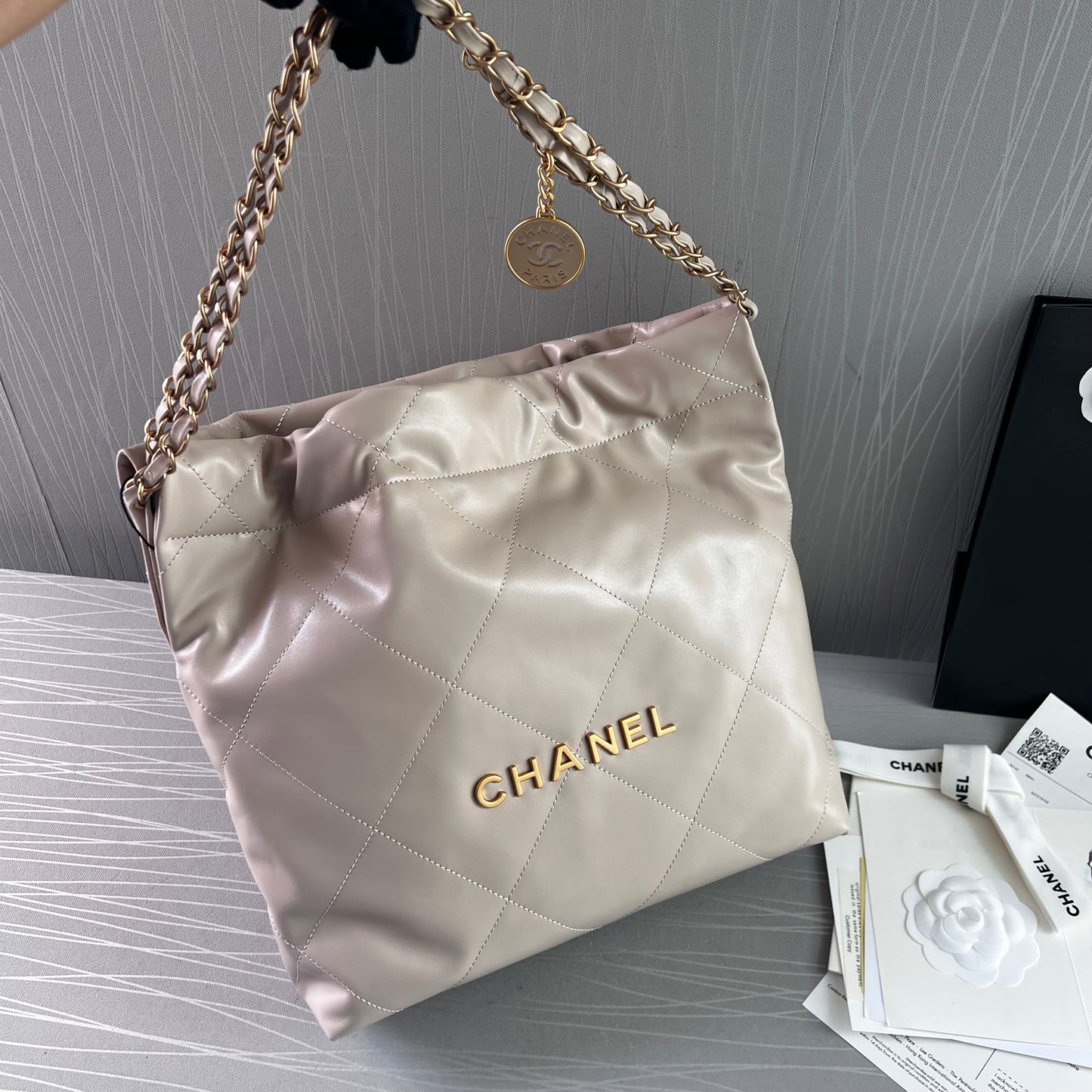 Bolso C piel color beige claro , herrajes dorados