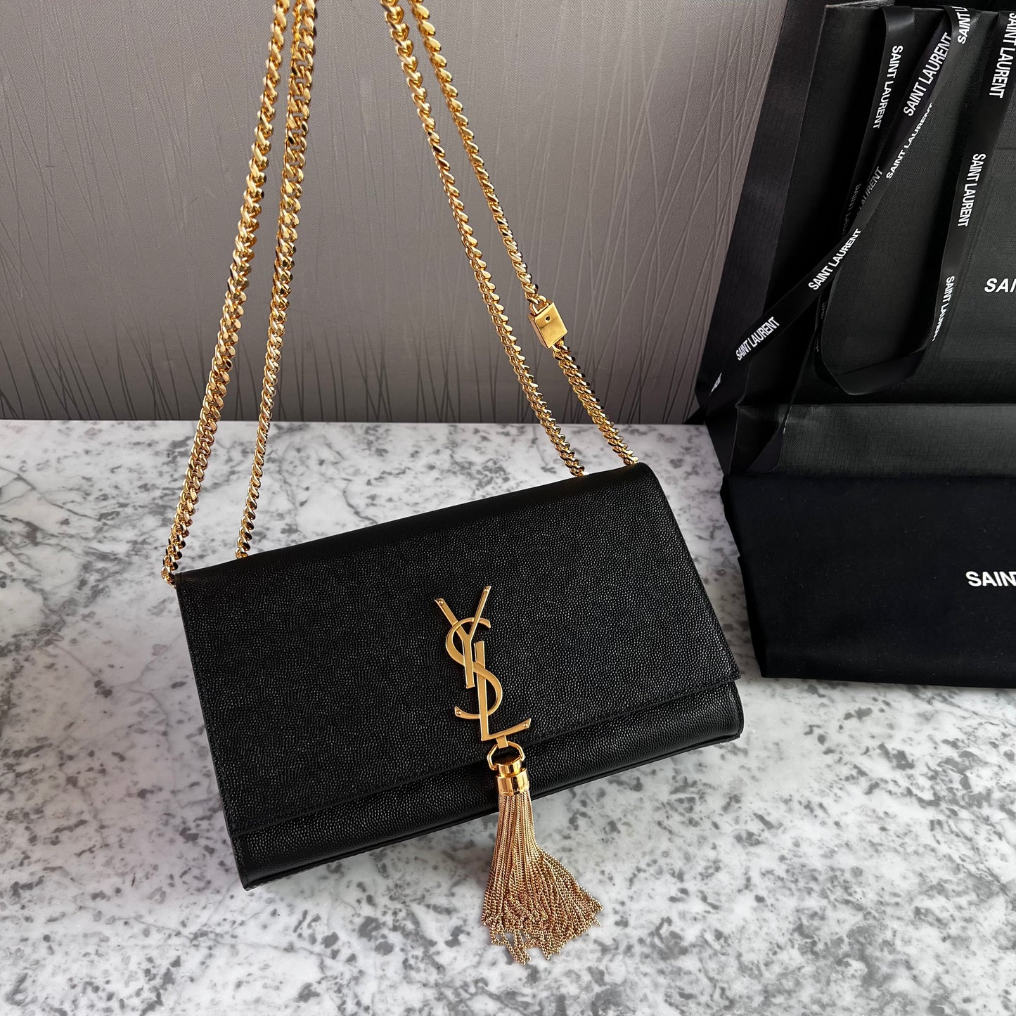 Bolso Y piel granulada color negro con borla