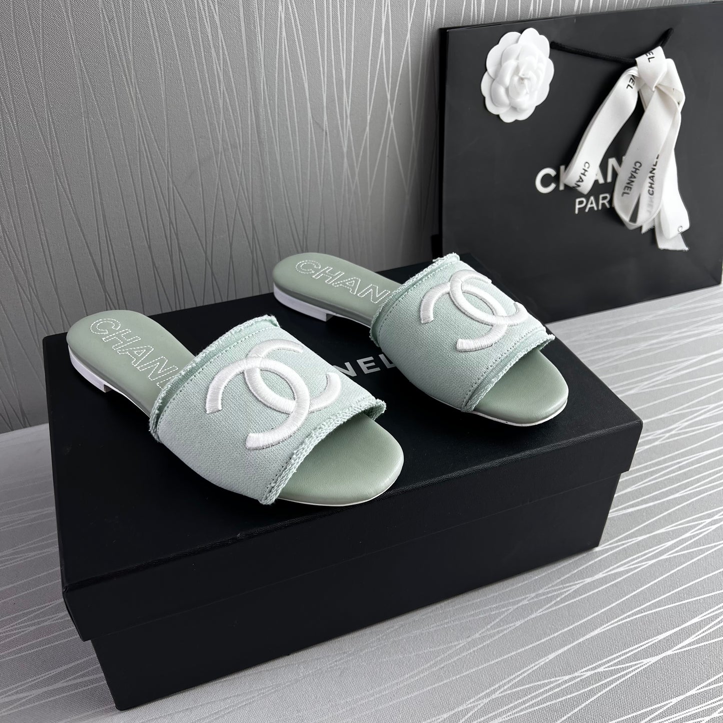 Sandalias C color verde en tela con letras bordadas