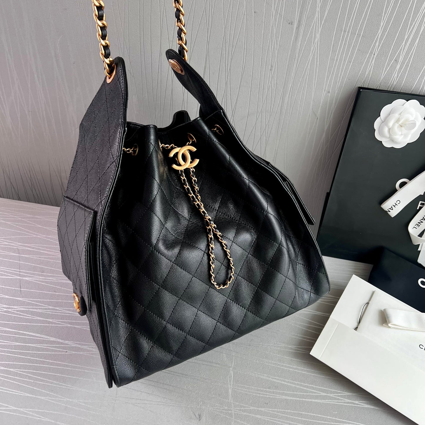 Bolso C 2-5 hobo piel granulada color negro mediana