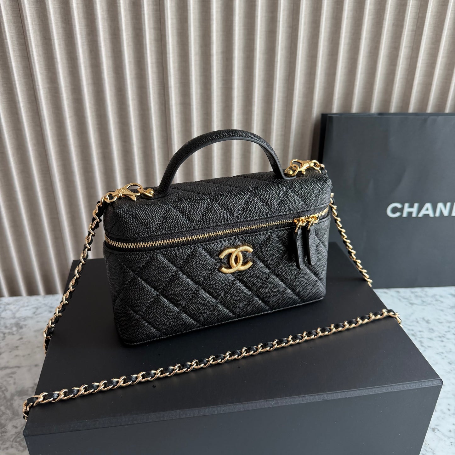 Bolso C-hanel vanity piel color negro