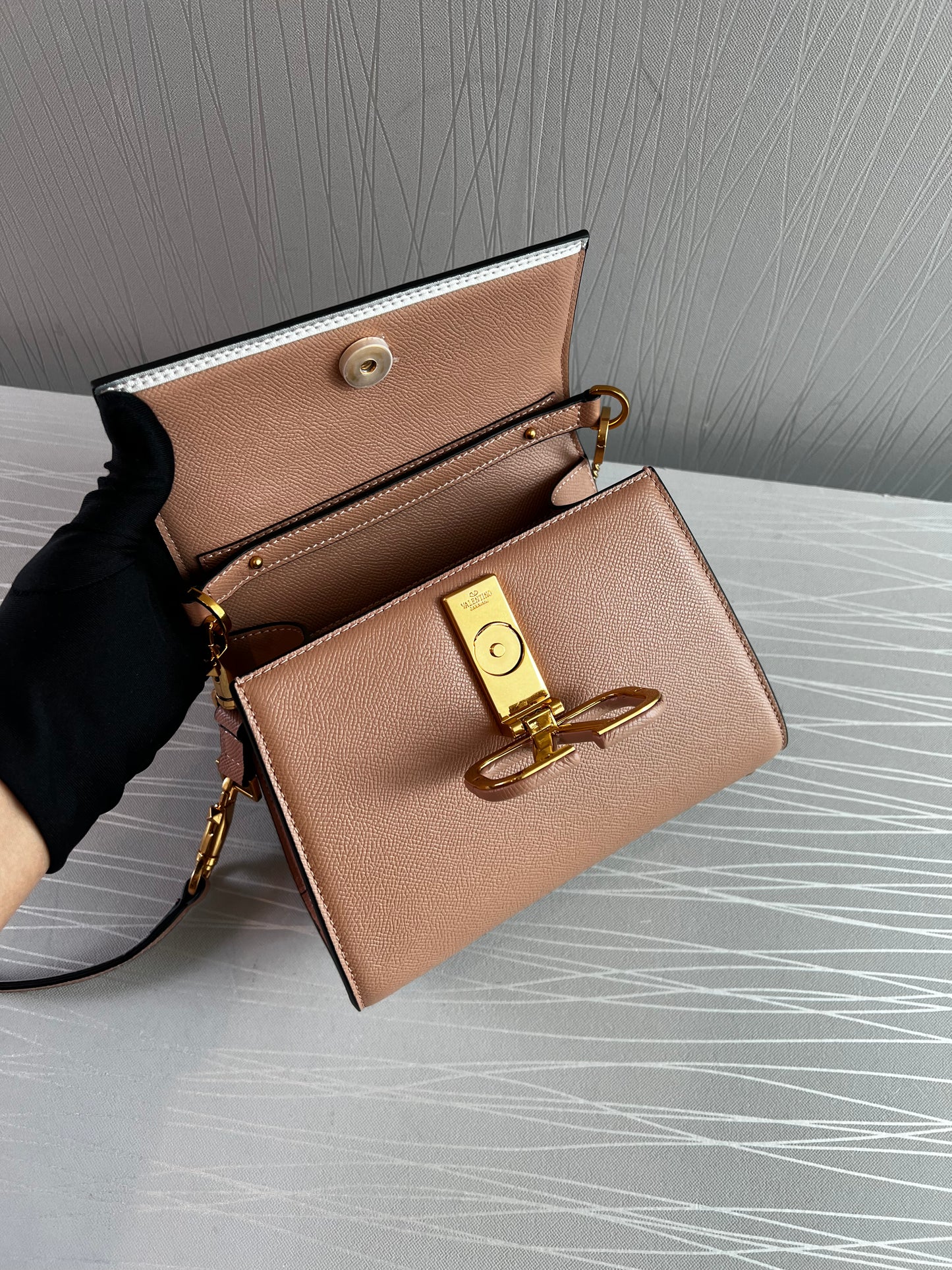 Bolso V piel color nude