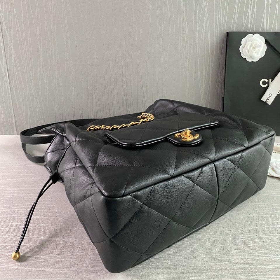 Bolso C hobo piel color negro con herrajes dorados