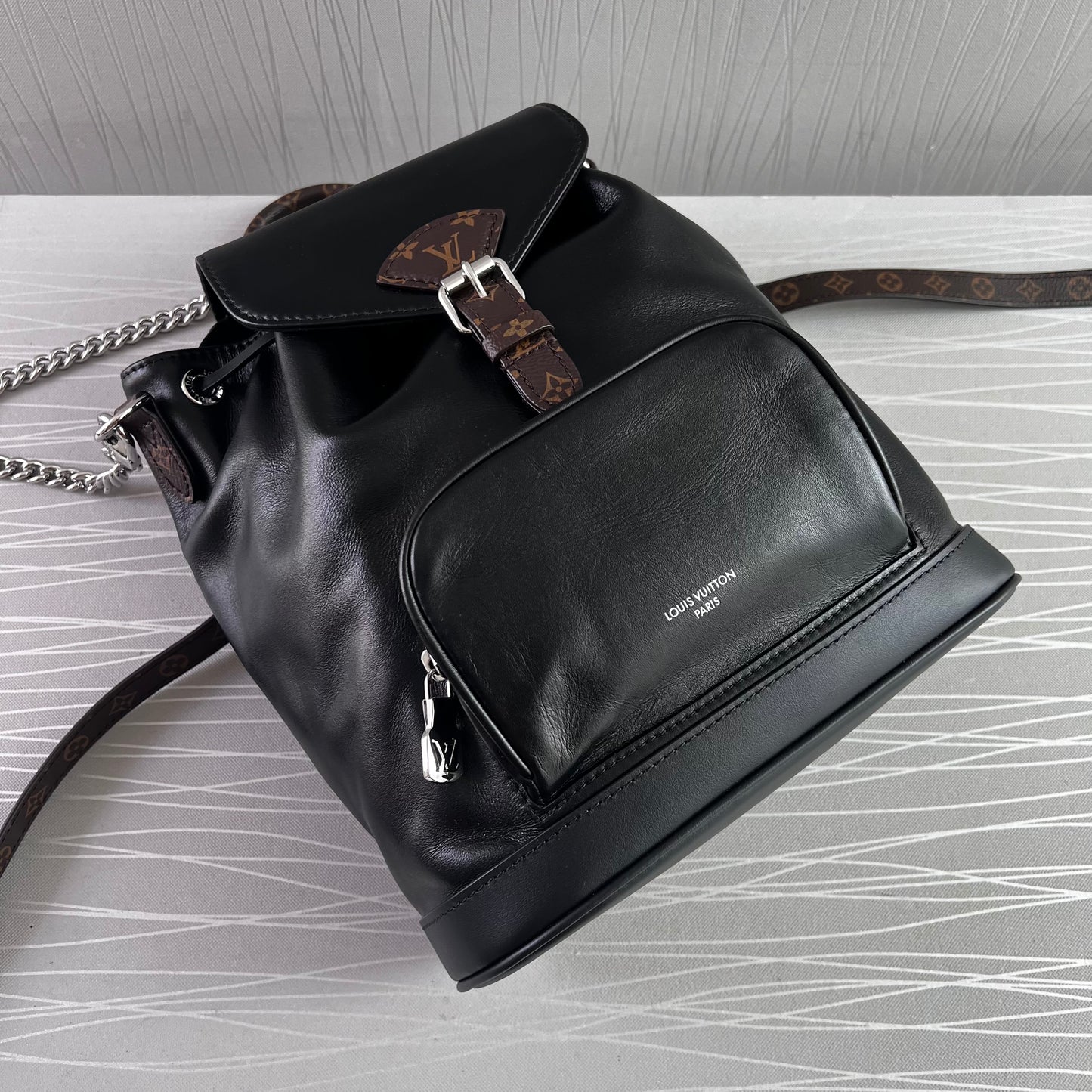 Backpack L piel en color negro