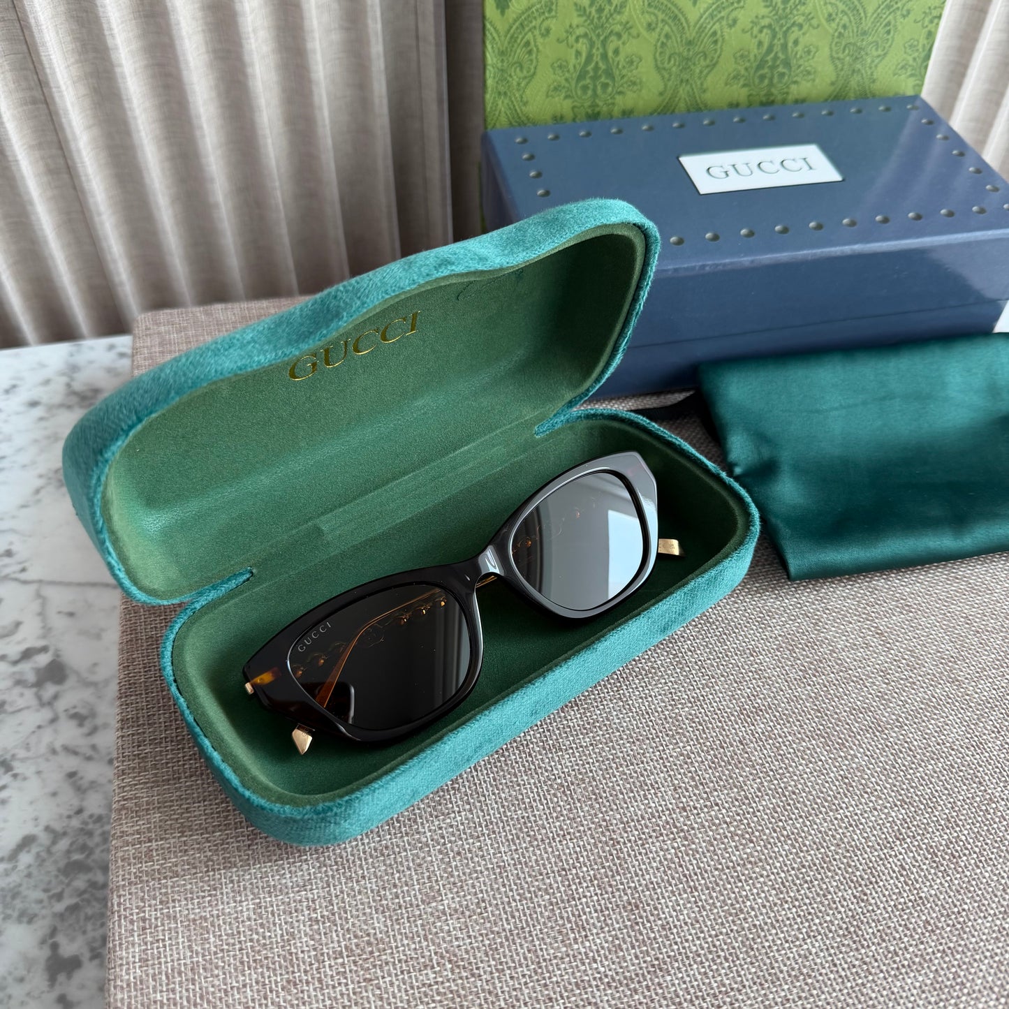 Lentes G-ucci color negro con perlas
