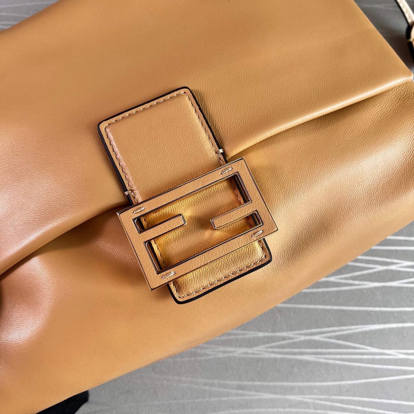 Bolso F piel color beige tamaño mediano