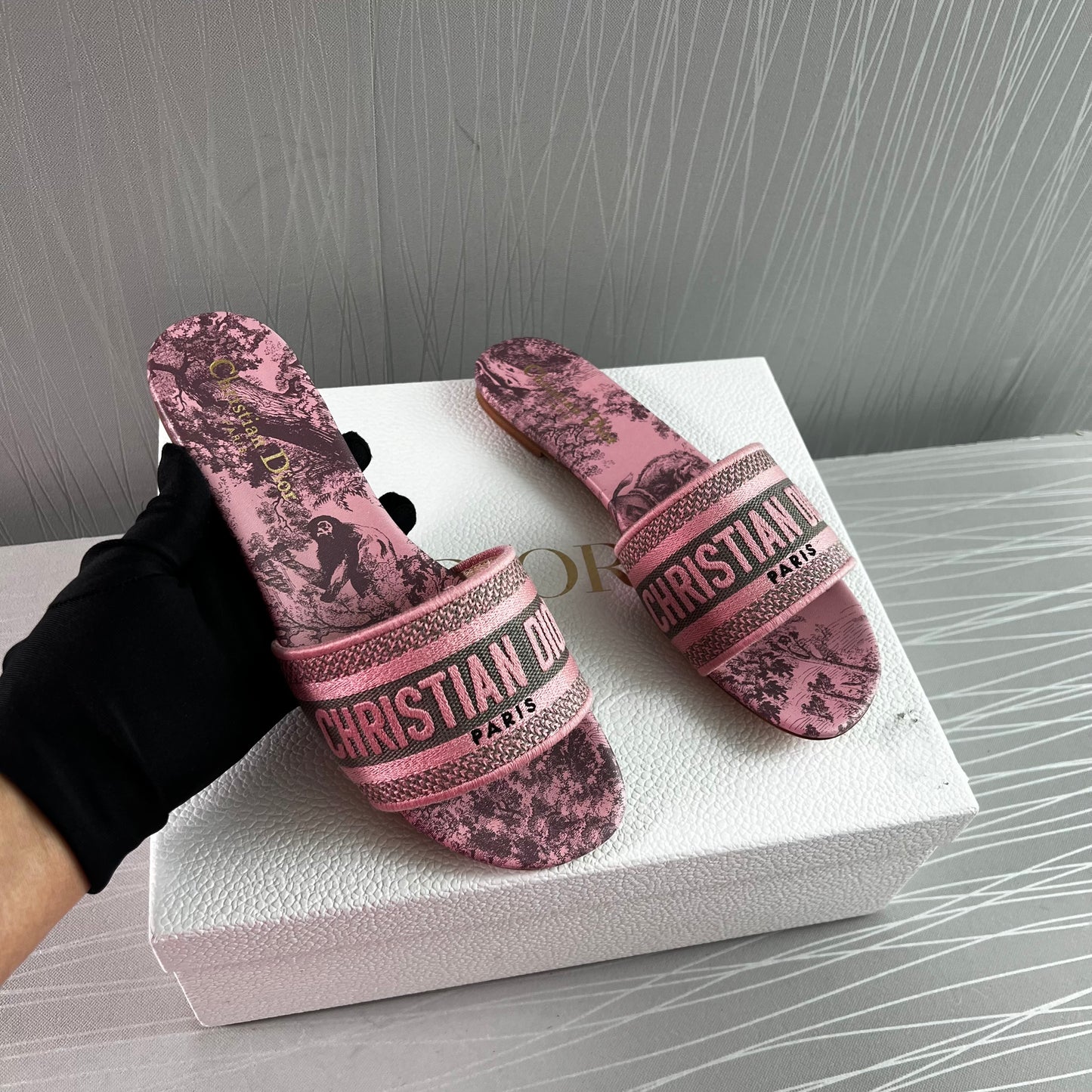 Sandalias D tela bordada color rosa y gris