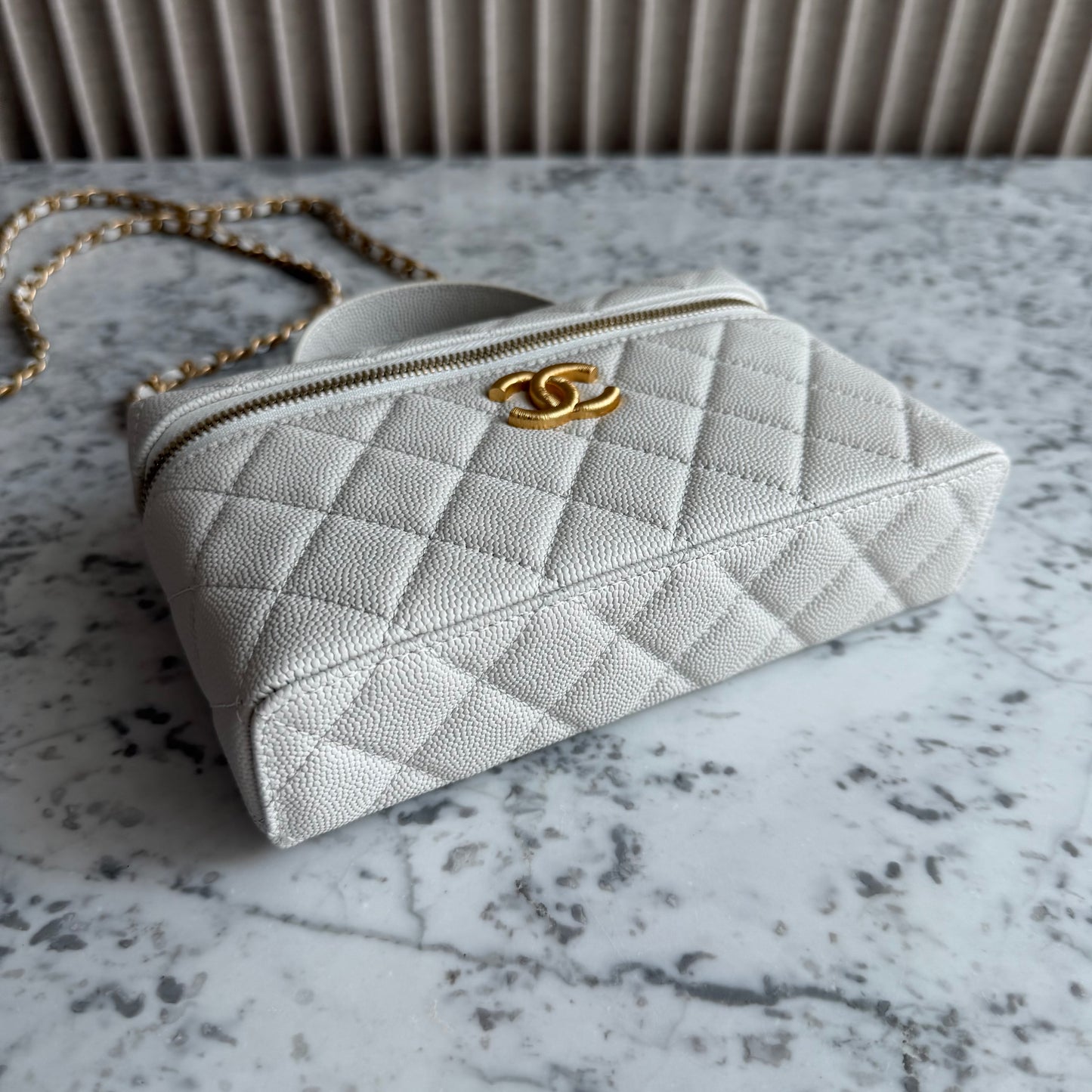 Bolso C-hanel vanity piel caviar color blanco
