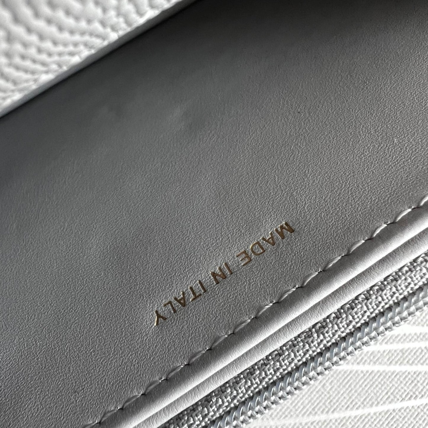 Bolso C piel color gris con herrajes dorados