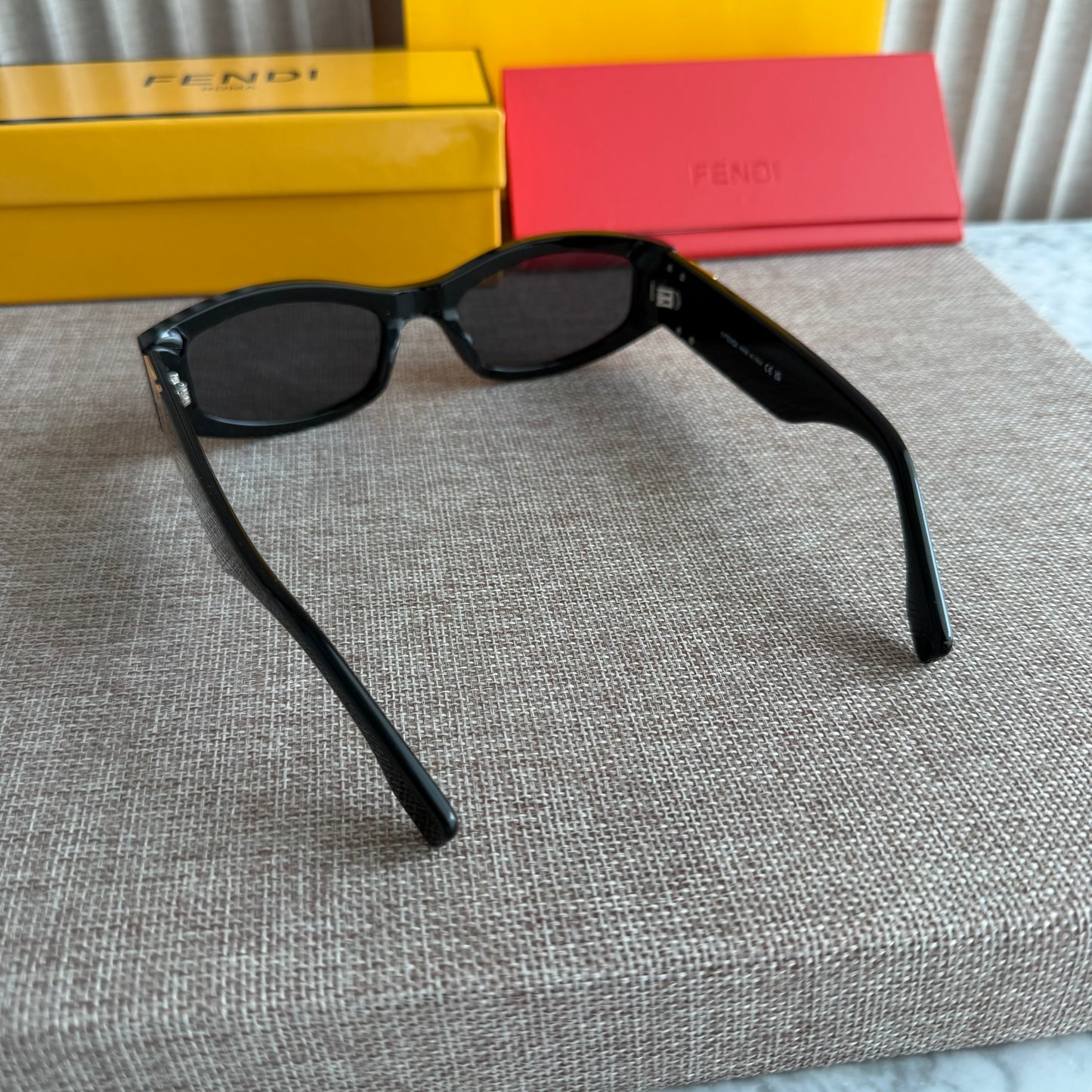 Lentes F-endi color negro con dorado