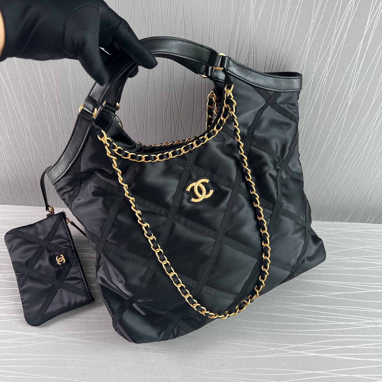 Bolso C negro en satín y piel
