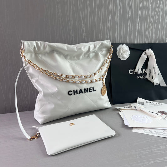 Bolso C piel color blanco, herrajes dorados