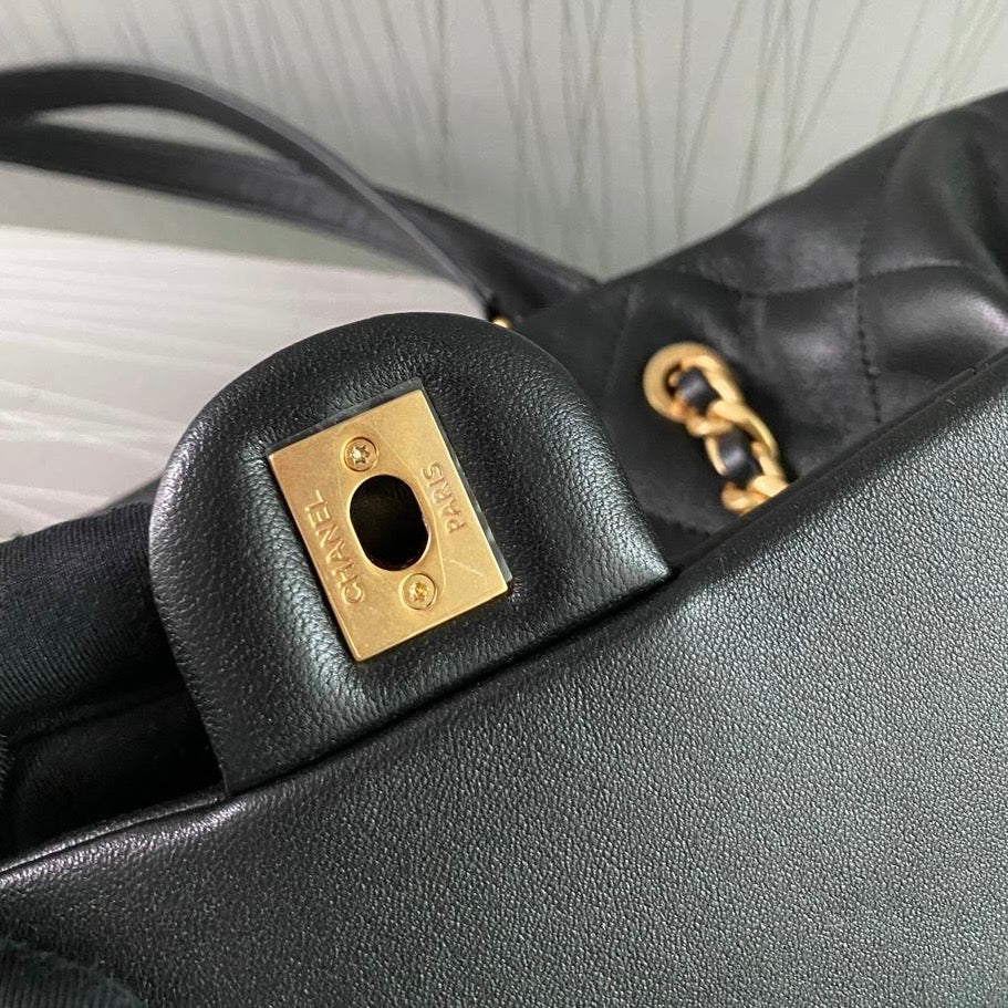 Bolso C hobo piel color negro con herrajes dorados