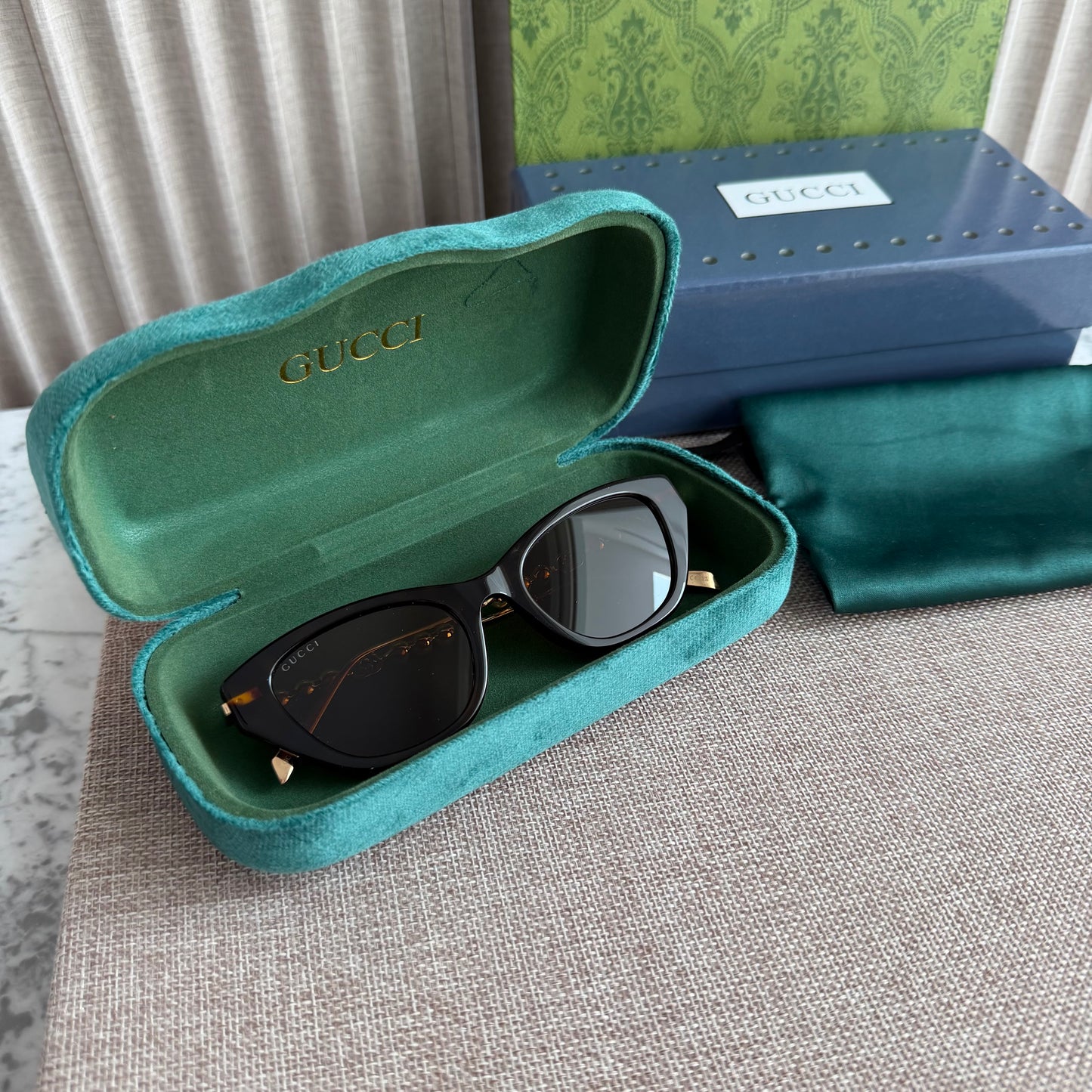 Lentes G-ucci color negro con perlas