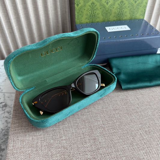 Lentes G-ucci color negro con perlas