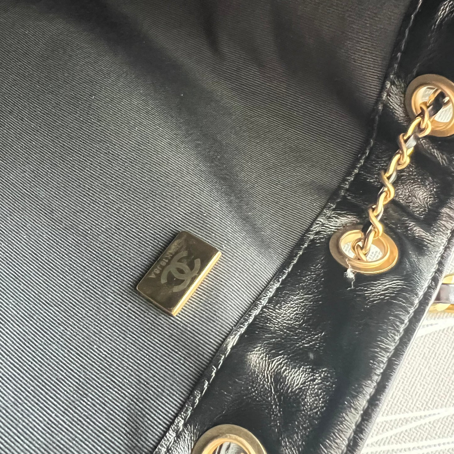Bolso C piel negra con herrajes dorados