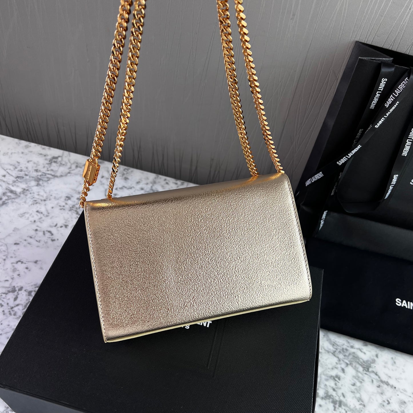 Bolso Y piel metalizada color dorado con borla