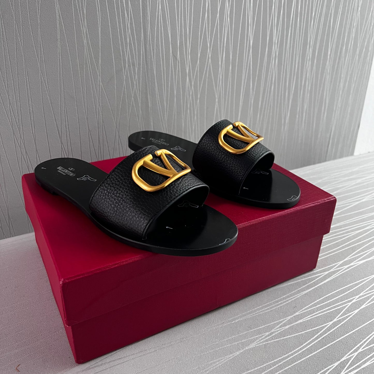 Sandalias V piel color negro, herraje dorado