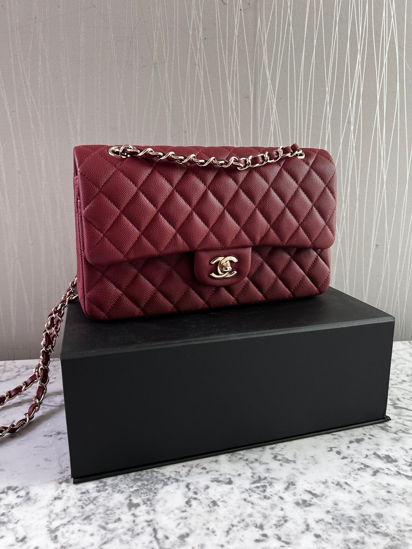 Bolso C-hanel piel caviar color vino, herrajes dorados