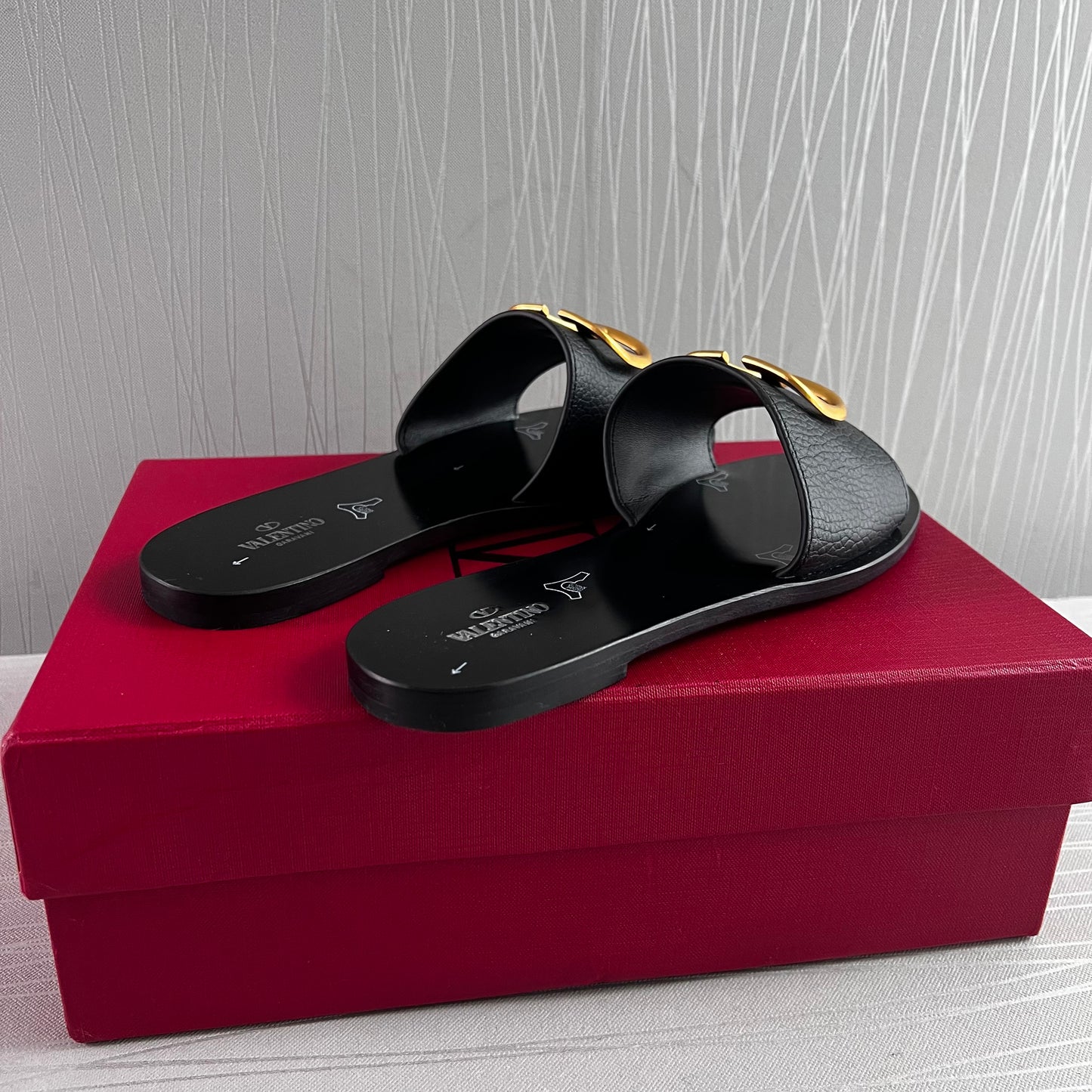 Sandalias V piel color negro, herraje dorado