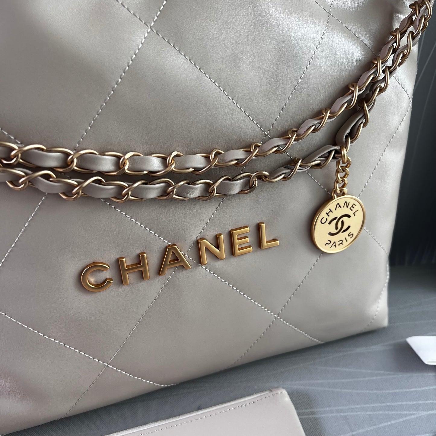 Bolso C piel color beige claro , herrajes dorados
